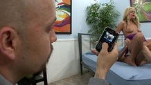 Couple libertin en action, il prte sa femme  un autre