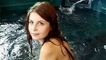 Petite garce baise dans son jaccuzi